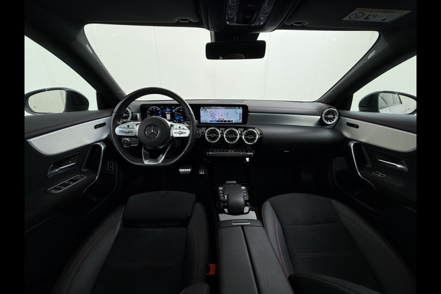 Mercedes-Benz CLA-Klasse 250e AMG // Panoramadak // Nightpakket // Sfeerverlichting // Carplay // Camera // Keyless // MultiBeam