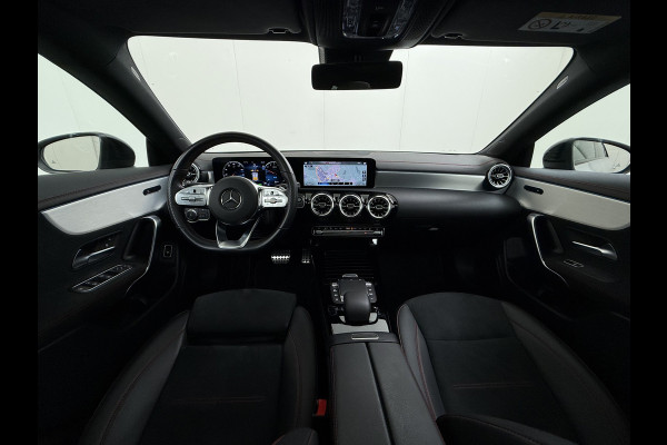 Mercedes-Benz CLA-Klasse 250e AMG // Panoramadak // Nightpakket // Sfeerverlichting // Carplay // Camera // Keyless // MultiBeam