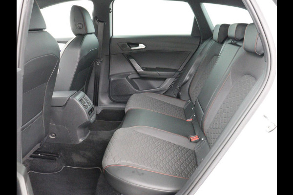Seat Leon 1.5 eTSI FR Intens | Carplay | Adaptive cruise | Sfeerverlichting | Navigatie | Parkeerhulp | Dodehoek detectie | Full LED | Climate control | Bluetooth