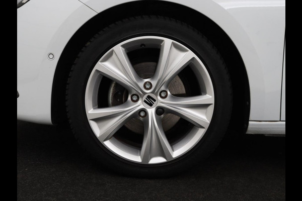 Seat Leon 1.5 eTSI FR Intens | Carplay | Adaptive cruise | Sfeerverlichting | Navigatie | Parkeerhulp | Dodehoek detectie | Full LED | Climate control | Bluetooth