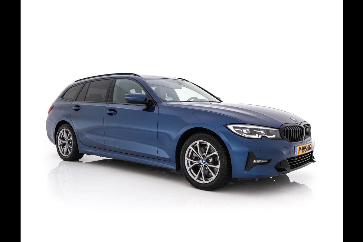 BMW 3 Serie Touring 320e Business Edition Plus [Plug-In] (INCL-BTW) Aut. *LEATHER | FULL-LED | HEATED-SPORTSEATS | DIGI-COCKPIT | HIFI-SOUND | NAVI-FULLMAP | PRIVACYGLASS | PDC | AMBIENTLIGHT | DAB | KEYLESS | TOWBAR | 17"ALU* *