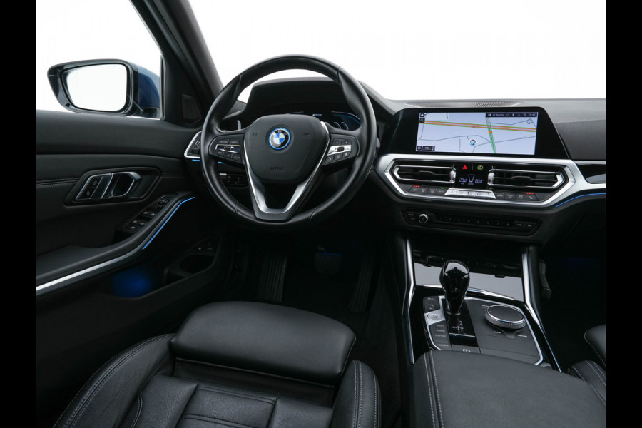 BMW 3 Serie Touring 320e Business Edition Plus [Plug-In] (INCL-BTW) Aut. *LEATHER | FULL-LED | HEATED-SPORTSEATS | DIGI-COCKPIT | HIFI-SOUND | NAVI-FULLMAP | PRIVACYGLASS | PDC | AMBIENTLIGHT | DAB | KEYLESS | TOWBAR | 17"ALU* *