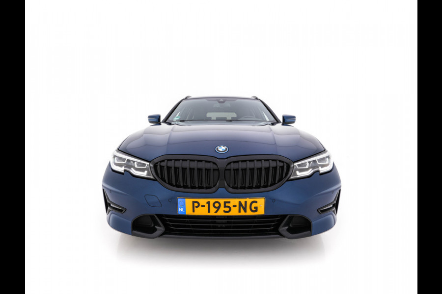 BMW 3 Serie Touring 320e Business Edition Plus [Plug-In] (INCL-BTW) Aut. *LEATHER | FULL-LED | HEATED-SPORTSEATS | DIGI-COCKPIT | HIFI-SOUND | NAVI-FULLMAP | PRIVACYGLASS | PDC | AMBIENTLIGHT | DAB | KEYLESS | TOWBAR | 17"ALU* *