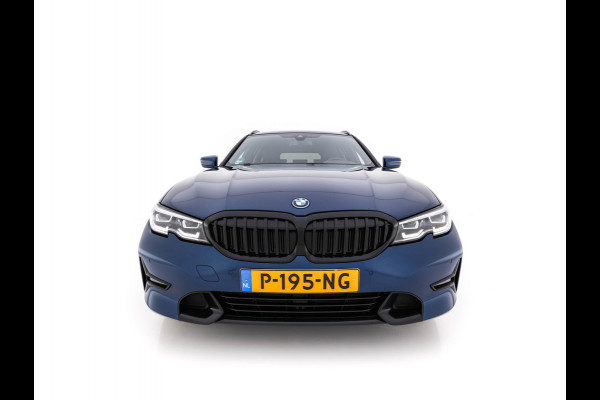 BMW 3 Serie Touring 320e Business Edition Plus [Plug-In] (INCL-BTW) Aut. *LEATHER | FULL-LED | HEATED-SPORTSEATS | DIGI-COCKPIT | HIFI-SOUND | NAVI-FULLMAP | PRIVACYGLASS | PDC | AMBIENTLIGHT | DAB | KEYLESS | TOWBAR | 17"ALU* *