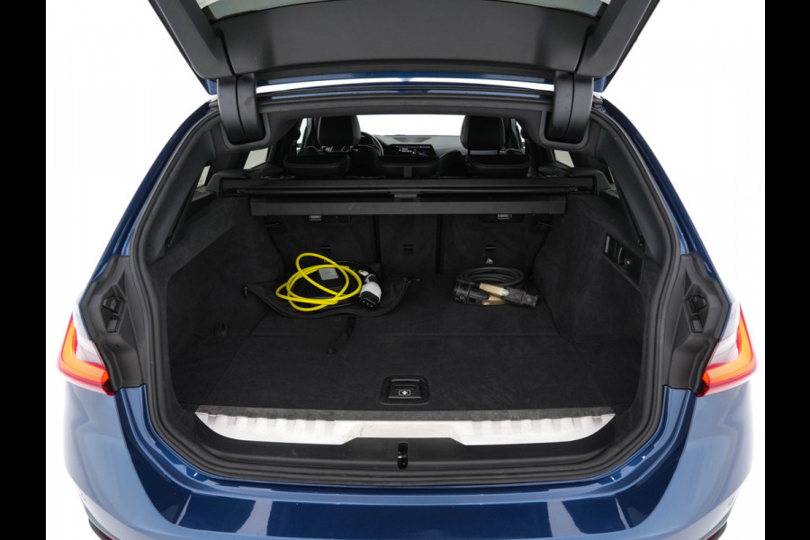BMW 3 Serie Touring 320e Business Edition Plus [Plug-In] (INCL-BTW) Aut. *LEATHER | FULL-LED | HEATED-SPORTSEATS | DIGI-COCKPIT | HIFI-SOUND | NAVI-FULLMAP | PRIVACYGLASS | PDC | AMBIENTLIGHT | DAB | KEYLESS | TOWBAR | 17"ALU* *