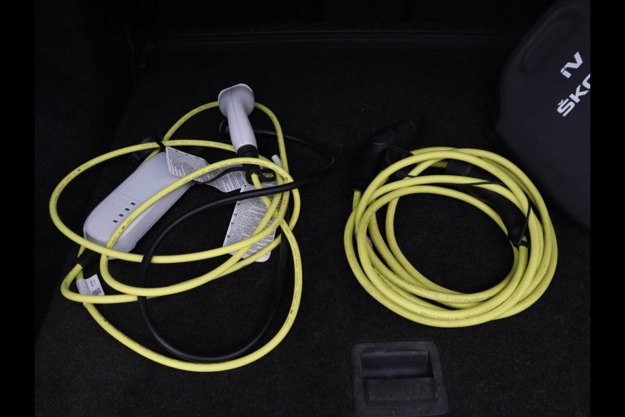 Škoda ENYAQ iV 80 Sportline | SOH 91% | Panoramdak | Head-Up | Trekhaak | Adaptive cruise | 360 Camera | Stoelverwarming | Matrix LED | Memory | Carplay | Navigatie | Alcantara