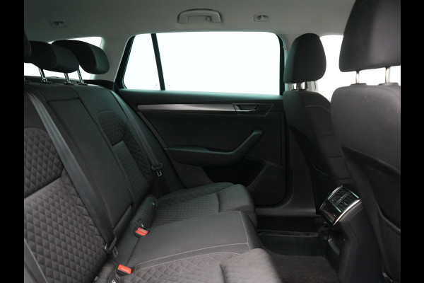 Škoda Superb Combi 1.4 TSI iV Business Edition Plug In Hybrid 218pk Dealer O.H PHEV | Trekhaak af Fabriek | Crystal LED | Keyless | Apple Carplay | Sportstoelen Verwarmd | Cruise Control | 17"L.M |