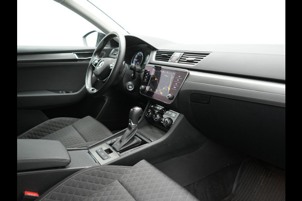 Škoda Superb Combi 1.4 TSI iV Business Edition Plug In Hybrid 218pk Dealer O.H PHEV | Trekhaak af Fabriek | Crystal LED | Keyless | Apple Carplay | Sportstoelen Verwarmd | Cruise Control | 17"L.M |