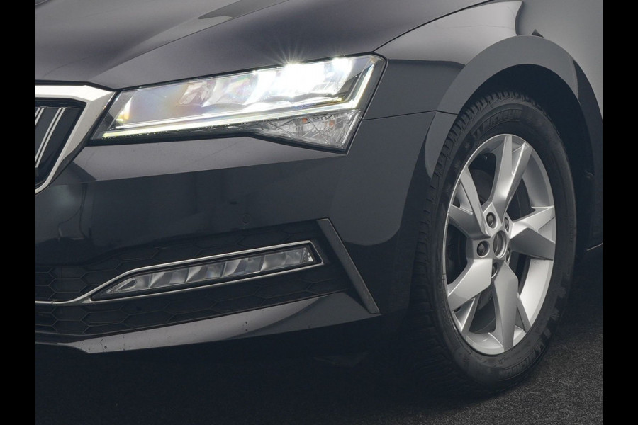 Škoda Superb Combi 1.4 TSI iV Business Edition Plug In Hybrid 218pk Dealer O.H PHEV | Trekhaak af Fabriek | Crystal LED | Keyless | Apple Carplay | Sportstoelen Verwarmd | Cruise Control | 17"L.M |