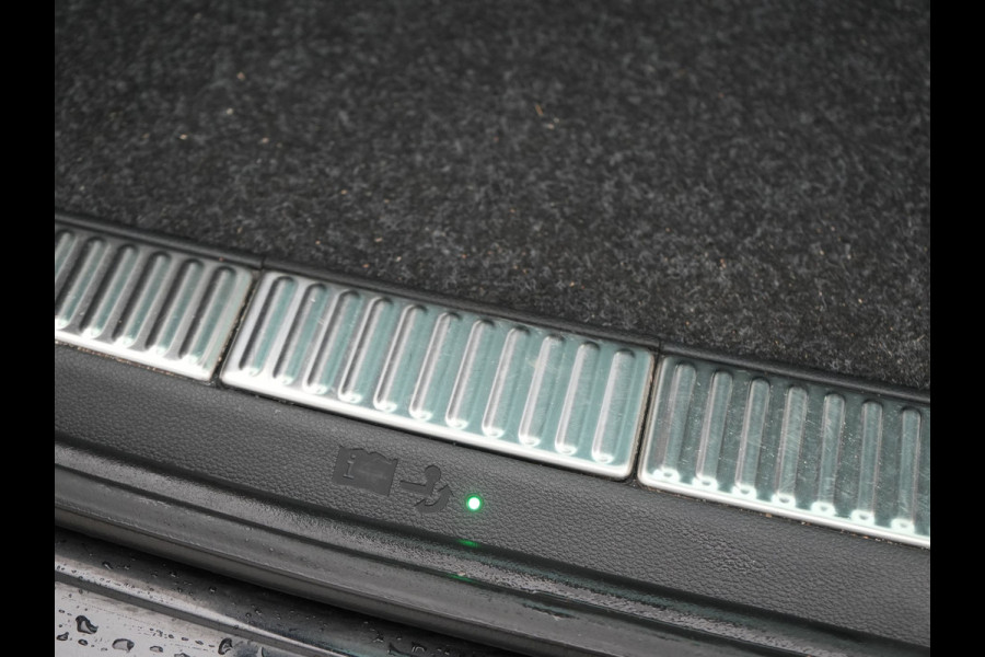 Škoda Superb Combi 1.4 TSI iV Business Edition Plug In Hybrid 218pk Dealer O.H PHEV | Trekhaak af Fabriek | Crystal LED | Keyless | Apple Carplay | Sportstoelen Verwarmd | Cruise Control | 17"L.M |