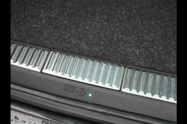 Škoda Superb Combi 1.4 TSI iV Business Edition Plug In Hybrid 218pk Dealer O.H PHEV | Trekhaak af Fabriek | Crystal LED | Keyless | Apple Carplay | Sportstoelen Verwarmd | Cruise Control | 17"L.M |