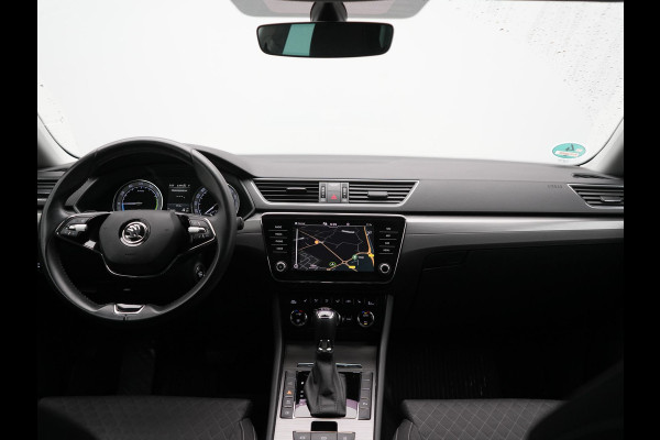 Škoda Superb Combi 1.4 TSI iV Business Edition Plug In Hybrid 218pk Dealer O.H PHEV | Trekhaak af Fabriek | Crystal LED | Keyless | Apple Carplay | Sportstoelen Verwarmd | Cruise Control | 17"L.M |