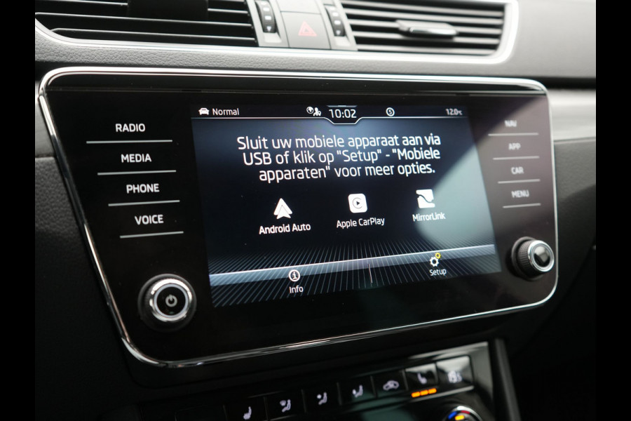 Škoda Superb Combi 1.4 TSI iV Business Edition Plug In Hybrid 218pk Dealer O.H PHEV | Trekhaak af Fabriek | Crystal LED | Keyless | Apple Carplay | Sportstoelen Verwarmd | Cruise Control | 17"L.M |