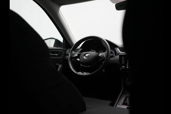 Škoda Superb Combi 1.4 TSI iV Business Edition Plug In Hybrid 218pk Dealer O.H PHEV | Trekhaak af Fabriek | Crystal LED | Keyless | Apple Carplay | Sportstoelen Verwarmd | Cruise Control | 17"L.M |