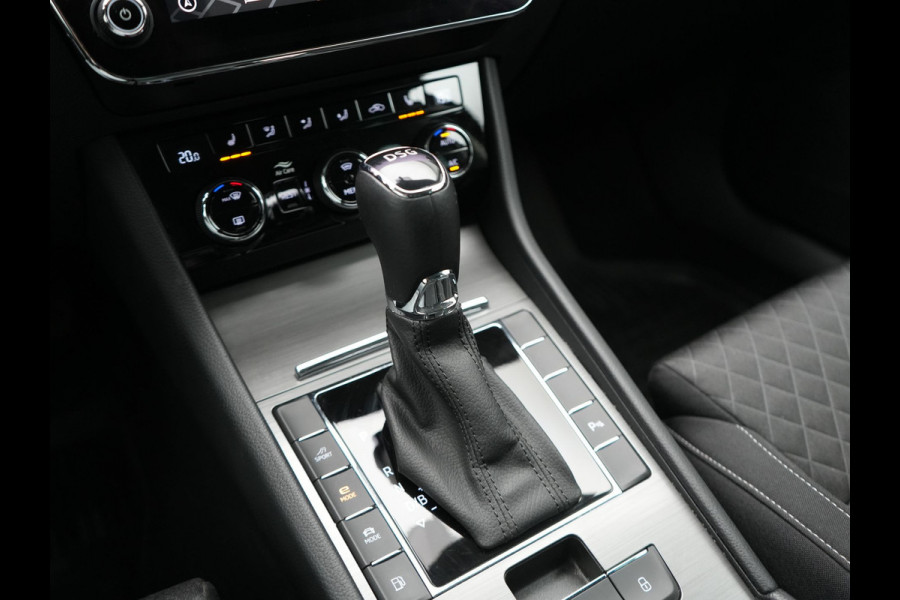Škoda Superb Combi 1.4 TSI iV Business Edition Plug In Hybrid 218pk Dealer O.H PHEV | Trekhaak af Fabriek | Crystal LED | Keyless | Apple Carplay | Sportstoelen Verwarmd | Cruise Control | 17"L.M |