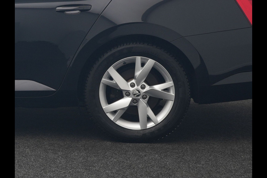 Škoda Superb Combi 1.4 TSI iV Business Edition Plug In Hybrid 218pk Dealer O.H PHEV | Trekhaak af Fabriek | Crystal LED | Keyless | Apple Carplay | Sportstoelen Verwarmd | Cruise Control | 17"L.M |