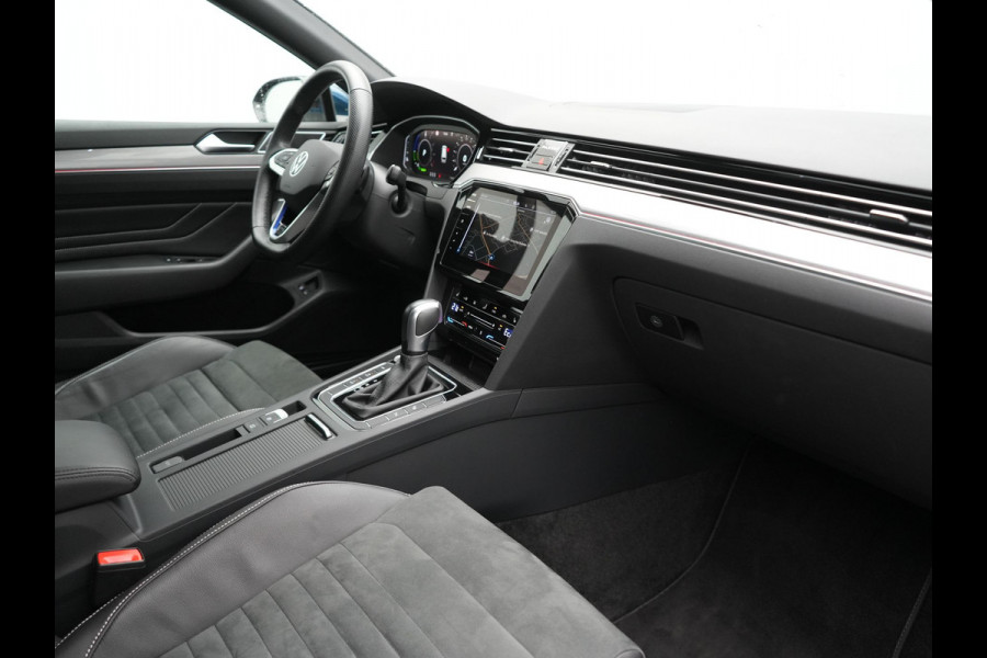 Volkswagen Passat Variant GTE Business Plug In Hybrid 218pk Dealer O.H PHEV | Trekhaak af Fabriek | Adaptive Cruise | Alcantara Sportstoelen Massage | Camera | Virtual | 18"L.M | Keyless | Matrix LED | Apple Carplay |
