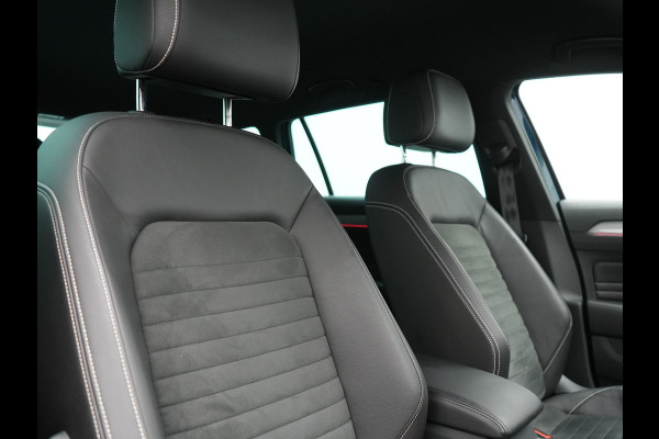 Volkswagen Passat Variant GTE Business Plug In Hybrid 218pk Dealer O.H PHEV | Trekhaak af Fabriek | Adaptive Cruise | Alcantara Sportstoelen Massage | Camera | Virtual | 18"L.M | Keyless | Matrix LED | Apple Carplay |