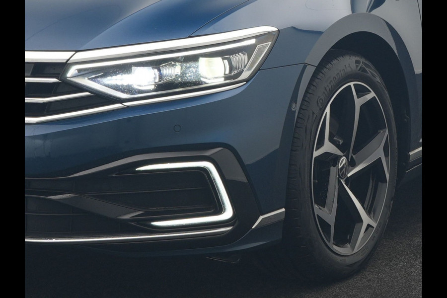 Volkswagen Passat Variant GTE Business Plug In Hybrid 218pk Dealer O.H PHEV | Trekhaak af Fabriek | Adaptive Cruise | Alcantara Sportstoelen Massage | Camera | Virtual | 18"L.M | Keyless | Matrix LED | Apple Carplay |