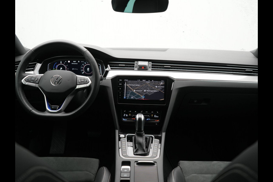 Volkswagen Passat Variant GTE Business Plug In Hybrid 218pk Dealer O.H PHEV | Trekhaak af Fabriek | Adaptive Cruise | Alcantara Sportstoelen Massage | Camera | Virtual | 18"L.M | Keyless | Matrix LED | Apple Carplay |
