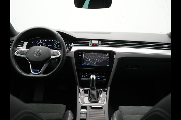 Volkswagen Passat Variant GTE Business Plug In Hybrid 218pk Dealer O.H PHEV | Trekhaak af Fabriek | Adaptive Cruise | Alcantara Sportstoelen Massage | Camera | Virtual | 18"L.M | Keyless | Matrix LED | Apple Carplay |
