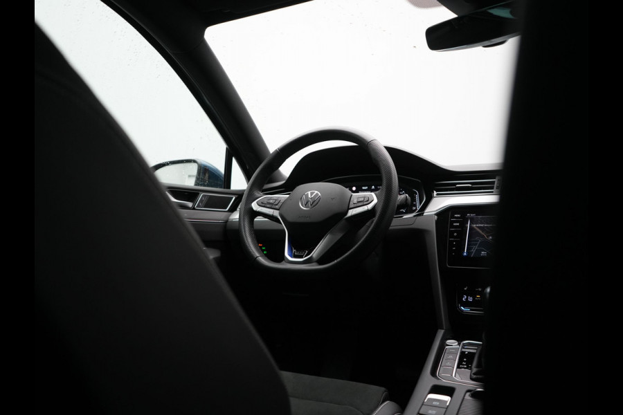 Volkswagen Passat Variant GTE Business Plug In Hybrid 218pk Dealer O.H PHEV | Trekhaak af Fabriek | Adaptive Cruise | Alcantara Sportstoelen Massage | Camera | Virtual | 18"L.M | Keyless | Matrix LED | Apple Carplay |