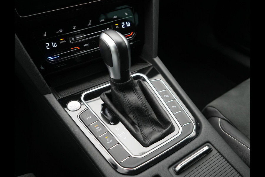 Volkswagen Passat Variant GTE Business Plug In Hybrid 218pk Dealer O.H PHEV | Trekhaak af Fabriek | Adaptive Cruise | Alcantara Sportstoelen Massage | Camera | Virtual | 18"L.M | Keyless | Matrix LED | Apple Carplay |