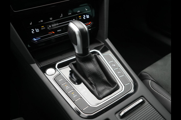 Volkswagen Passat Variant GTE Business Plug In Hybrid 218pk Dealer O.H PHEV | Trekhaak af Fabriek | Adaptive Cruise | Alcantara Sportstoelen Massage | Camera | Virtual | 18"L.M | Keyless | Matrix LED | Apple Carplay |