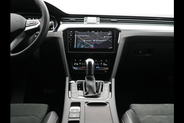 Volkswagen Passat Variant GTE Business Plug In Hybrid 218pk Dealer O.H PHEV | Trekhaak af Fabriek | Adaptive Cruise | Alcantara Sportstoelen Massage | Camera | Virtual | 18"L.M | Keyless | Matrix LED | Apple Carplay |