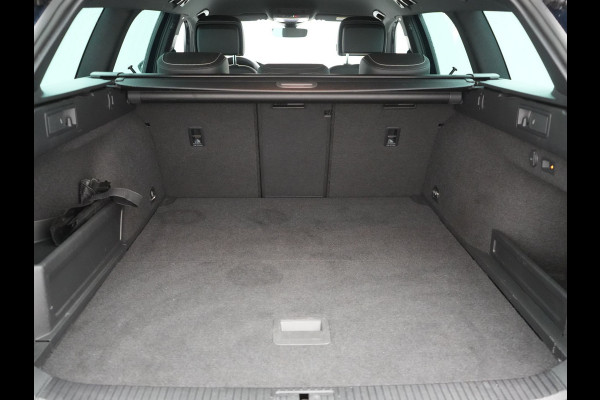Volkswagen Passat Variant GTE Business Plug In Hybrid 218pk Dealer O.H PHEV | Trekhaak af Fabriek | Adaptive Cruise | Alcantara Sportstoelen Massage | Camera | Virtual | 18"L.M | Keyless | Matrix LED | Apple Carplay |