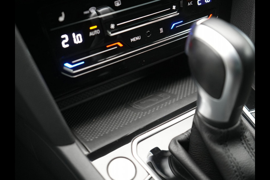 Volkswagen Passat Variant GTE Business Plug In Hybrid 218pk Dealer O.H PHEV | Trekhaak af Fabriek | Adaptive Cruise | Alcantara Sportstoelen Massage | Camera | Virtual | 18"L.M | Keyless | Matrix LED | Apple Carplay |