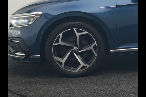 Volkswagen Passat Variant GTE Business Plug In Hybrid 218pk Dealer O.H PHEV | Trekhaak af Fabriek | Adaptive Cruise | Alcantara Sportstoelen Massage | Camera | Virtual | 18"L.M | Keyless | Matrix LED | Apple Carplay |