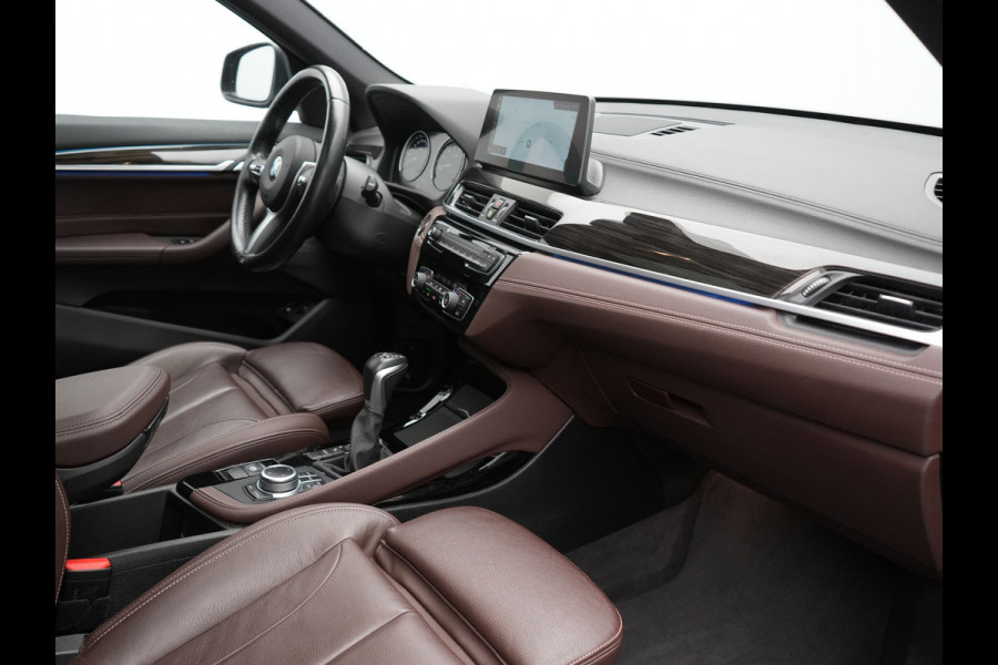 BMW X1 xDrive25e X Line Plug In Hybrid 221pk Dealer O.H. PHEV | Panodak | Head Up | Camera | Stuur Verwarmd | Lederen Sportstoelen Verwarmd | Hifi Audio | Adaptive LED | Sfeerverlichting | Cruise Control | Navigatie | DAB |