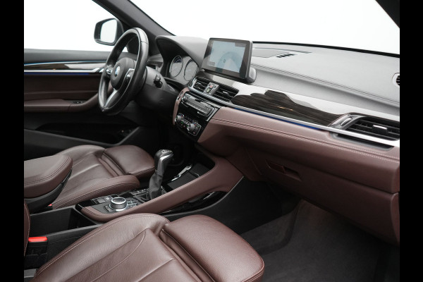 BMW X1 xDrive25e X Line Plug In Hybrid 221pk Dealer O.H. PHEV | Panodak | Head Up | Camera | Stuur Verwarmd | Lederen Sportstoelen Verwarmd | Hifi Audio | Adaptive LED | Sfeerverlichting | Cruise Control | Navigatie | DAB |