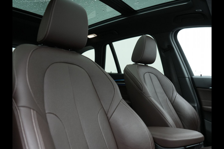 BMW X1 xDrive25e X Line Plug In Hybrid 221pk Dealer O.H. PHEV | Panodak | Head Up | Camera | Stuur Verwarmd | Lederen Sportstoelen Verwarmd | Hifi Audio | Adaptive LED | Sfeerverlichting | Cruise Control | Navigatie | DAB |