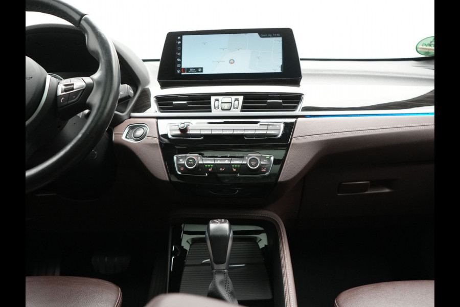 BMW X1 xDrive25e X Line Plug In Hybrid 221pk Dealer O.H. PHEV | Panodak | Head Up | Camera | Stuur Verwarmd | Lederen Sportstoelen Verwarmd | Hifi Audio | Adaptive LED | Sfeerverlichting | Cruise Control | Navigatie | DAB |