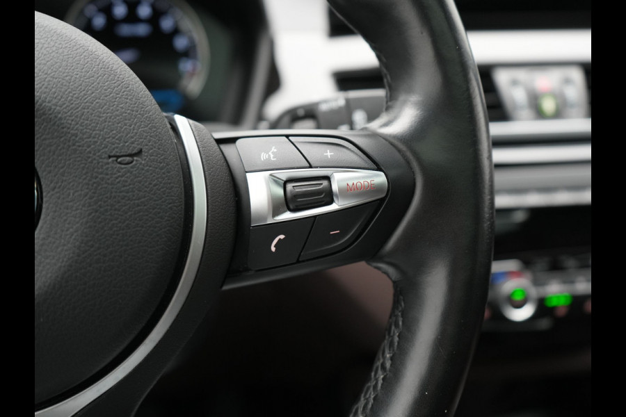 BMW X1 xDrive25e X Line Plug In Hybrid 221pk Dealer O.H. PHEV | Panodak | Head Up | Camera | Stuur Verwarmd | Lederen Sportstoelen Verwarmd | Hifi Audio | Adaptive LED | Sfeerverlichting | Cruise Control | Navigatie | DAB |