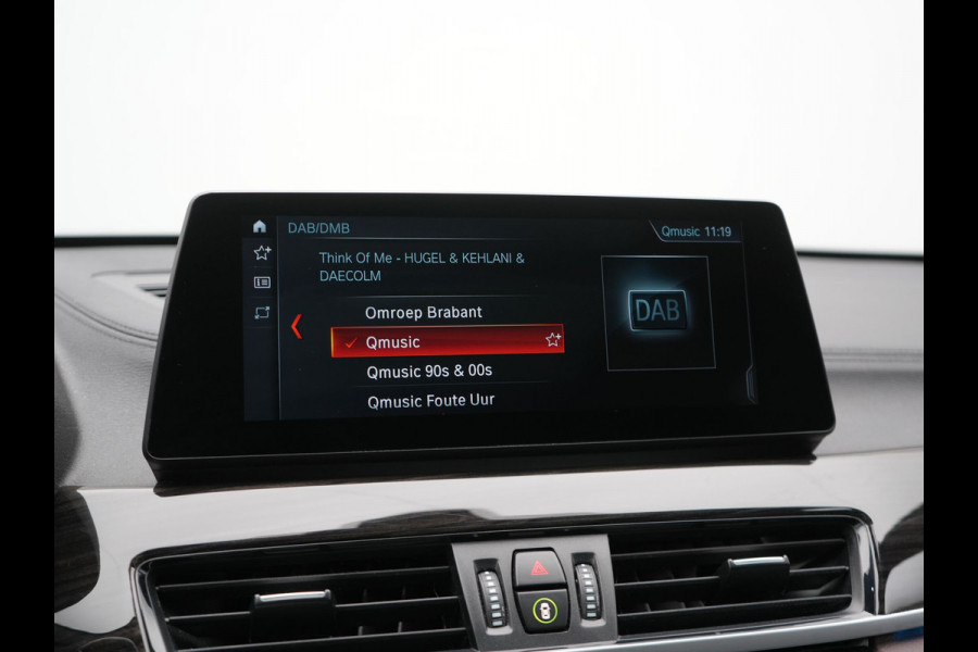 BMW X1 xDrive25e X Line Plug In Hybrid 221pk Dealer O.H. PHEV | Panodak | Head Up | Camera | Stuur Verwarmd | Lederen Sportstoelen Verwarmd | Hifi Audio | Adaptive LED | Sfeerverlichting | Cruise Control | Navigatie | DAB |