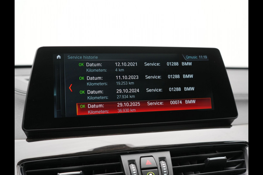 BMW X1 xDrive25e X Line Plug In Hybrid 221pk Dealer O.H. PHEV | Panodak | Head Up | Camera | Stuur Verwarmd | Lederen Sportstoelen Verwarmd | Hifi Audio | Adaptive LED | Sfeerverlichting | Cruise Control | Navigatie | DAB |