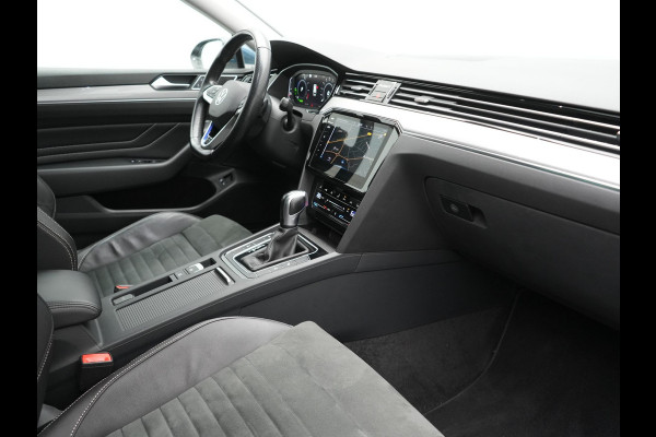 Volkswagen Passat Variant GTE Business Plug in Hybrid 218pk Dealer O.H PHEV | Trekhaak af Fabriek | Adaptive Cruise | Alcantara Sportstoelen Memory & Massage  | Virtual | Parkassist & Camera | 18"L.M | Matrix LED | Keyless |