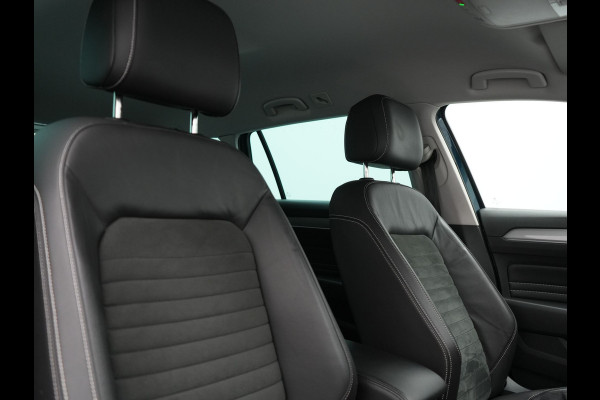 Volkswagen Passat Variant GTE Business Plug in Hybrid 218pk Dealer O.H PHEV | Trekhaak af Fabriek | Adaptive Cruise | Alcantara Sportstoelen Memory & Massage  | Virtual | Parkassist & Camera | 18"L.M | Matrix LED | Keyless |
