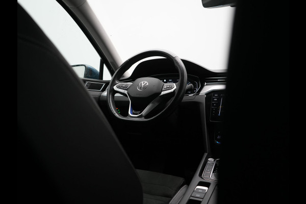 Volkswagen Passat Variant GTE Business Plug in Hybrid 218pk Dealer O.H PHEV | Trekhaak af Fabriek | Adaptive Cruise | Alcantara Sportstoelen Memory & Massage  | Virtual | Parkassist & Camera | 18"L.M | Matrix LED | Keyless |