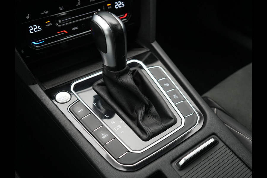 Volkswagen Passat Variant GTE Business Plug in Hybrid 218pk Dealer O.H PHEV | Trekhaak af Fabriek | Adaptive Cruise | Alcantara Sportstoelen Memory & Massage  | Virtual | Parkassist & Camera | 18"L.M | Matrix LED | Keyless |