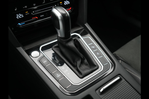 Volkswagen Passat Variant GTE Business Plug in Hybrid 218pk Dealer O.H PHEV | Trekhaak af Fabriek | Adaptive Cruise | Alcantara Sportstoelen Memory & Massage  | Virtual | Parkassist & Camera | 18"L.M | Matrix LED | Keyless |