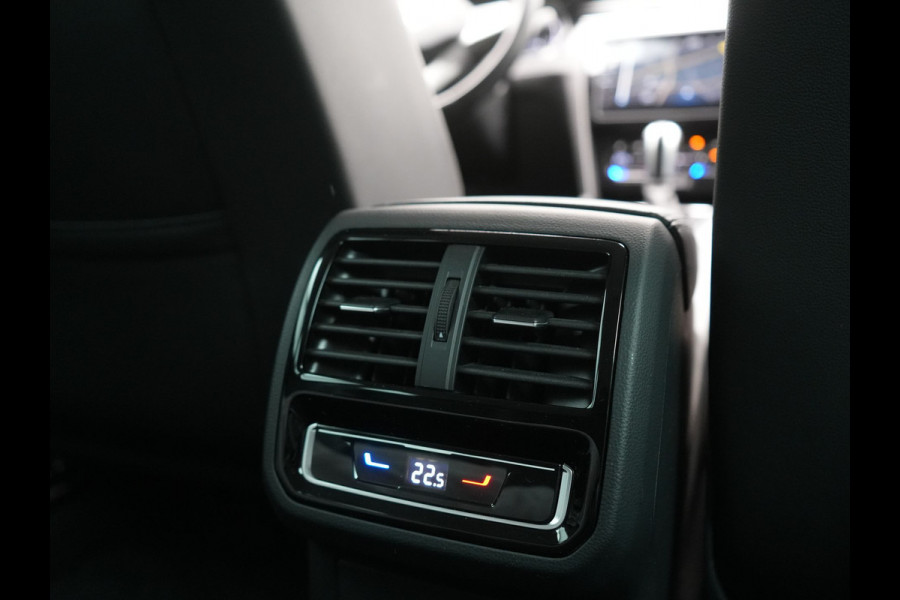 Volkswagen Passat Variant GTE Business Plug in Hybrid 218pk Dealer O.H PHEV | Trekhaak af Fabriek | Adaptive Cruise | Alcantara Sportstoelen Memory & Massage  | Virtual | Parkassist & Camera | 18"L.M | Matrix LED | Keyless |