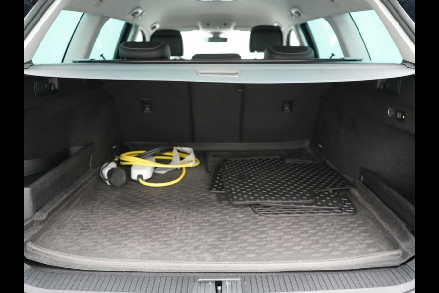 Volkswagen Passat Variant GTE Business Plug in Hybrid 218pk Dealer O.H PHEV | Trekhaak af Fabriek | Adaptive Cruise | Alcantara Sportstoelen Memory & Massage  | Virtual | Parkassist & Camera | 18"L.M | Matrix LED | Keyless |