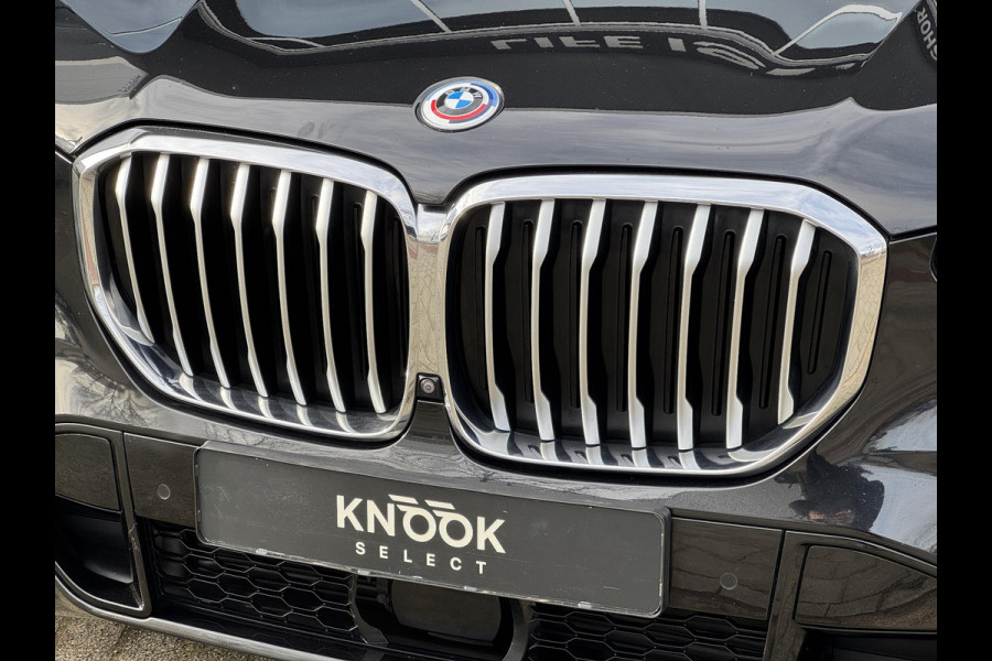 BMW X5 xDrive45e High Executive M Sport Pakket Automaat / Panoramadak / Active Steering / Trekhaak / Head-Up Display / Comfortstoelen / Laserlight / Driving Assistant Professional / 21 Inch / Luchtvering / Hifi / Craftedclarity / Shadow Line / M Sportremsysteem
