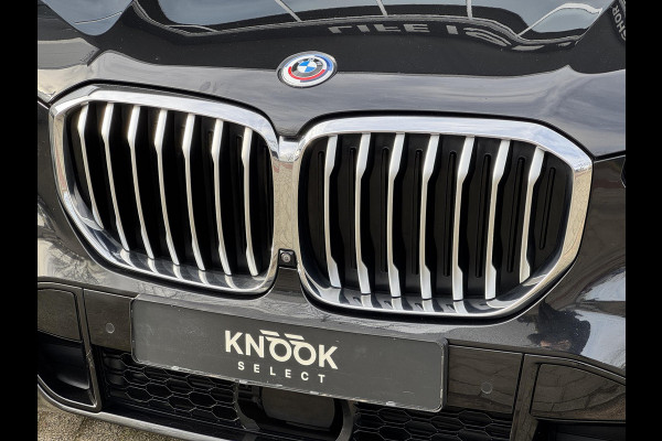 BMW X5 xDrive45e High Executive M Sport Pakket Automaat / Panoramadak / Active Steering / Trekhaak / Head-Up Display / Comfortstoelen / Laserlight / Driving Assistant Professional / 21 Inch / Luchtvering / Hifi / Craftedclarity / Shadow Line / M Sportremsysteem
