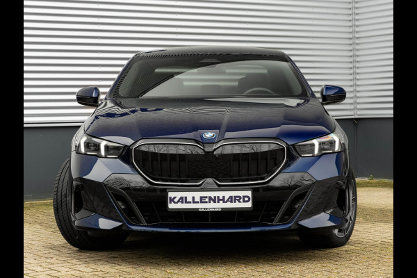 BMW 5 Serie 530e M-Sport Pro - Pano - ACC - Harman Kardon - Head-up - Iconic Glow Exterieur