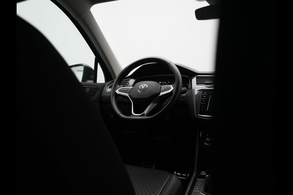 Volkswagen Tiguan 1.4 TSI eHybrid Active Plug In Hybrid 245pk Dealer O.H PHEV | Adaptive Cruise | Camera | Parkassist | Stoelverwarming | Keyless | Apple Carplay | BLIS |